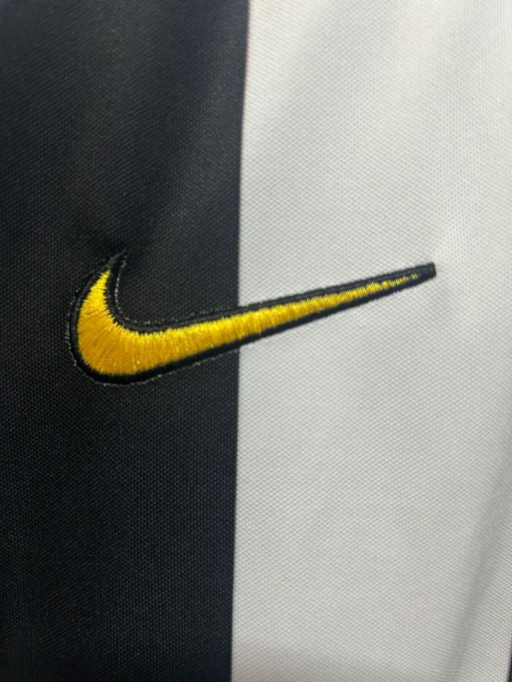 Man's Retro Jersey Juventus Team Home - 2004/05