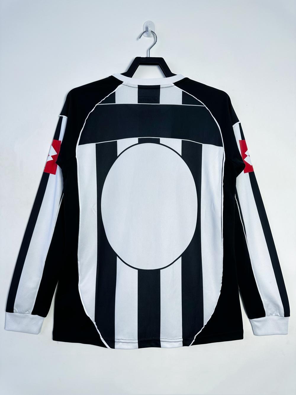 Man's Retro Long Sleeve Juventus Team Home - 2002/03