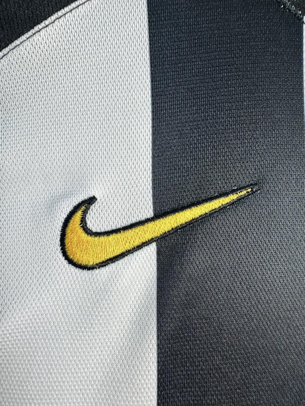 Man's Retro Jersey Juventus Team Home - 2005/06