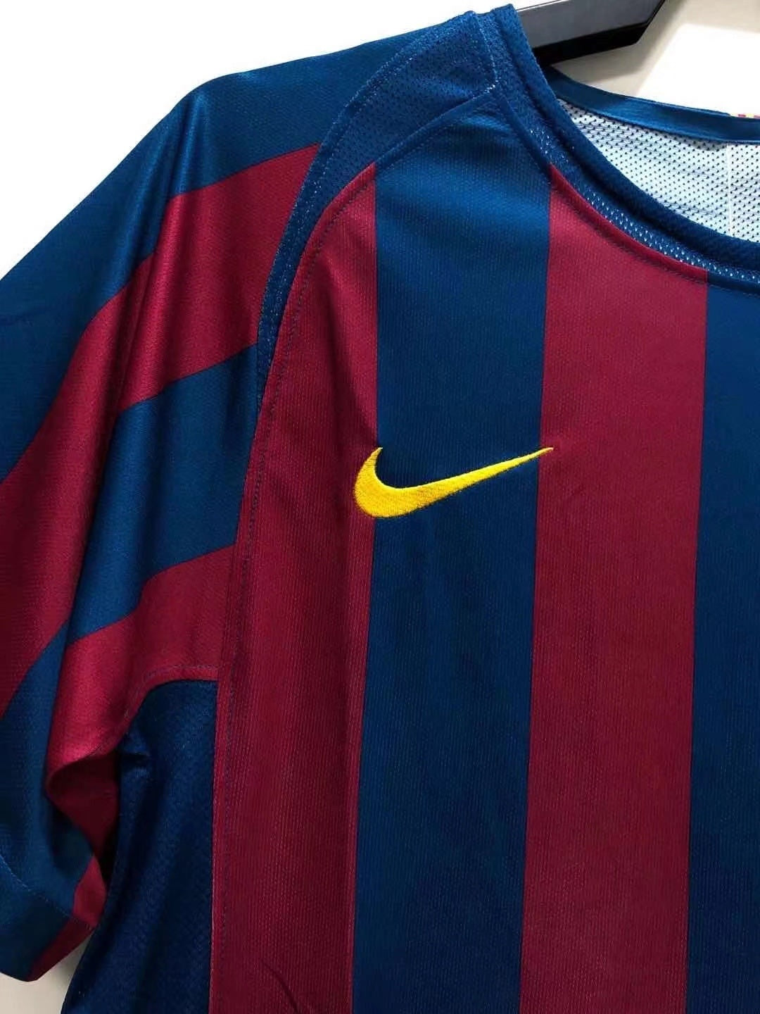 Man's Retro Jersey Barcelona Team Champions League Home - 2005/06