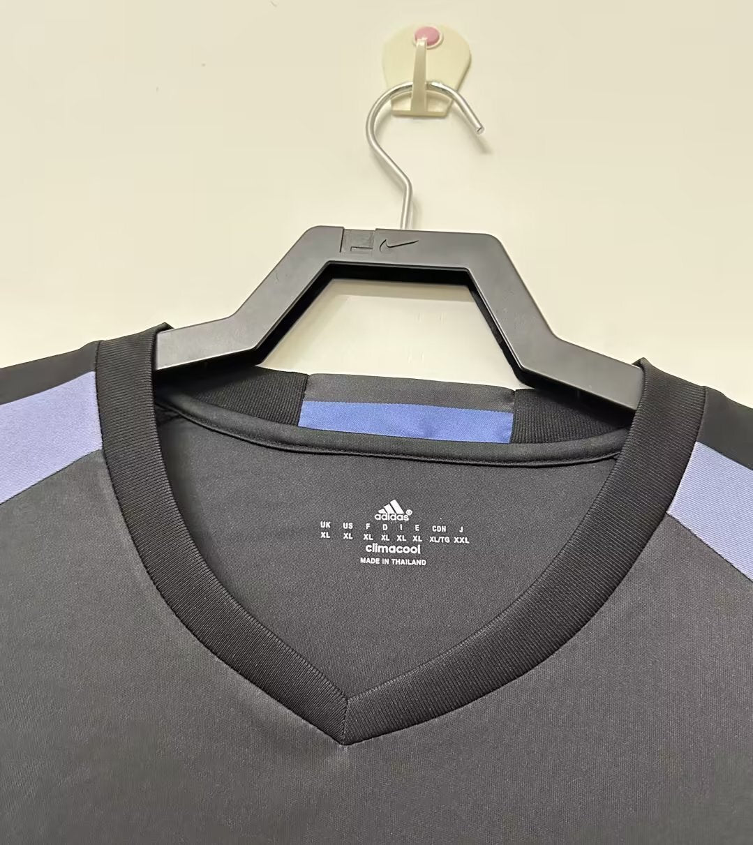 Man's Retro Long Sleeve Real Madrid Team - 2016/17
